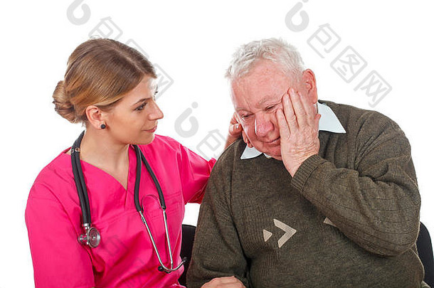 一位患有严重偏头痛的老人的照片-孤立背景
