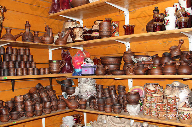 陶器店货架上的陶器