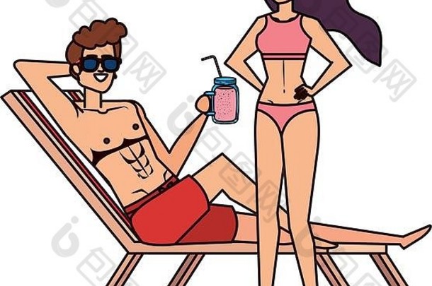 年轻夫妇在沙滩椅上放松，喝果汁和水果