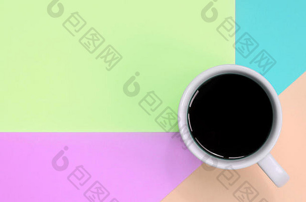 小白咖啡杯的纹理背景为时尚柔和的粉色、蓝色、珊瑚色和石灰色，采用简约概念。