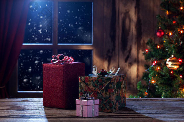 彩色背面印有圣诞礼物的盒子特写图