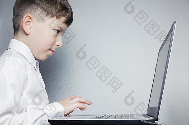 学龄儿童在灰色背景下看电脑