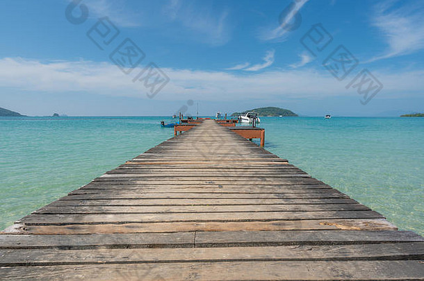 泰国普吉岛带船的木制码头。<strong>暑期</strong>、<strong>旅游</strong>、度假、度假概念。