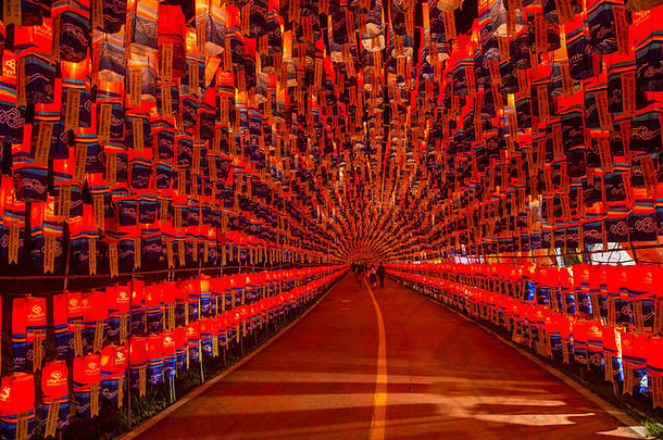 韩国金州——10月7日：2018年10月7日，韩国金州金州元宵节期间的灯笼隧道