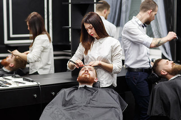 自信的男人在理发店拜访发型师。