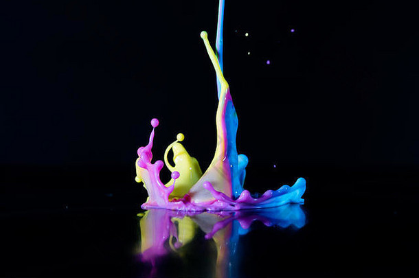 彩色喷溅颜料的抽象雕塑。黑色背景上跳舞的液体。水墨飞溅。色彩爆炸。