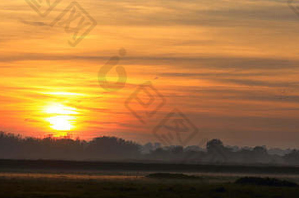 英国格洛斯特郡农田上的日落。