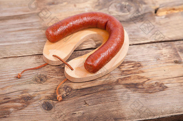 传统的荷兰烟熏香肠被称为猪肉香肠木背景