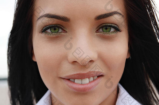 美丽的绿眼睛<strong>黑白</strong>混血儿女孩，看着镜头特写，户外