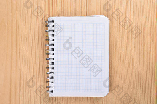关闭记事本的平方纸笔记本木表格前视图