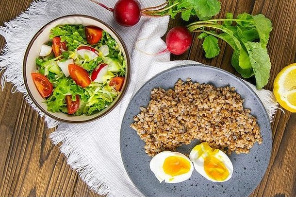 积极的生活荞麦粥黄瓜番茄萝卜沙拉煮熟的鸡蛋美味的健康的食物自然产品