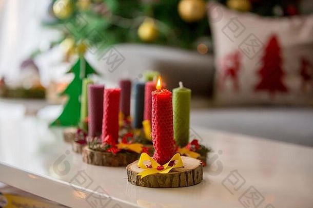 近距离拍摄的天然手工蜡烛在木头上用蜂蜡制成，桌子上有圣诞装饰