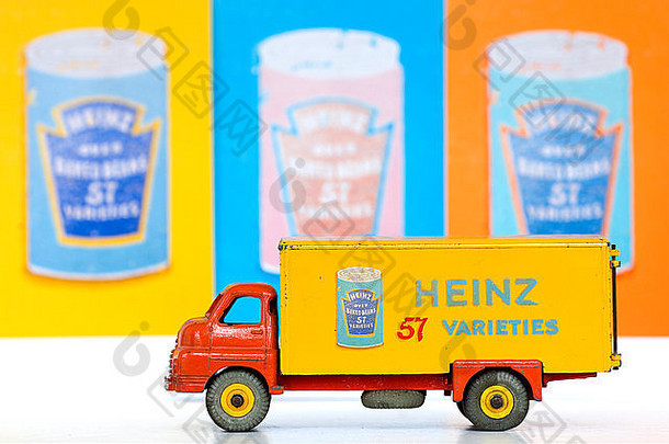 带Hienz广告的小贝德福德卡车。安迪·沃霍尔的坎贝尔汤的恶搞。