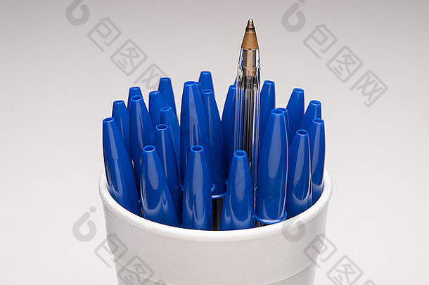 白色铅笔盒中的Bic水晶蓝笔