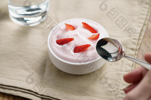 pov少女手吃有机草莓酸奶
