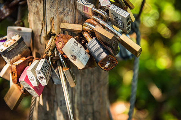 爱情锁，挂锁上情人的名字，锁在一根电缆上，以表示承诺。