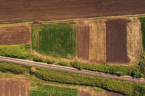 空中视图铁路农村景观前的角度来看无人机观点