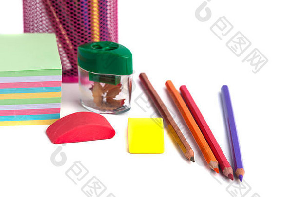 篮子里有彩色铅笔，白色背景上有橡皮擦和卷笔刀。