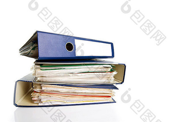 一堆文件夹。堆满旧文件和账单。在白色背景上隔离