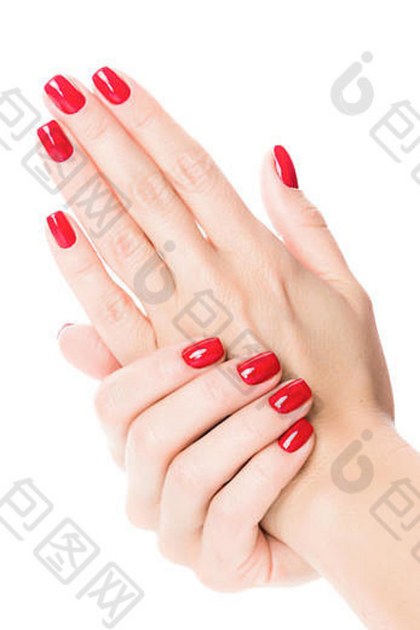一个指甲上涂着红色指甲油的年轻女子的手