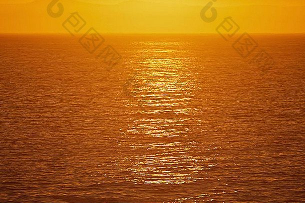 下午晚些时候，南非西开普省科格尔湾，阳光反射在海面上