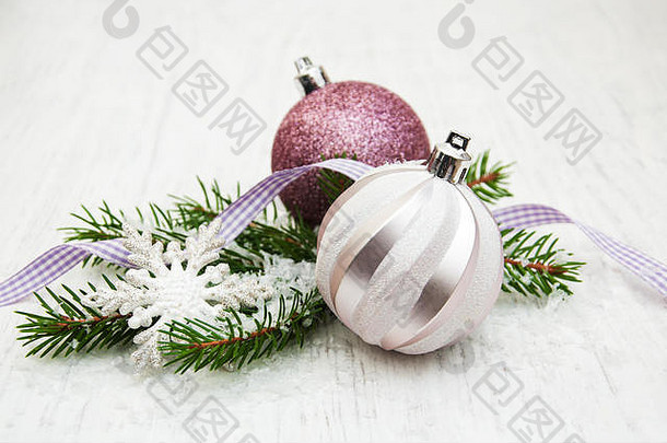圣诞装饰饰品和一棵松树