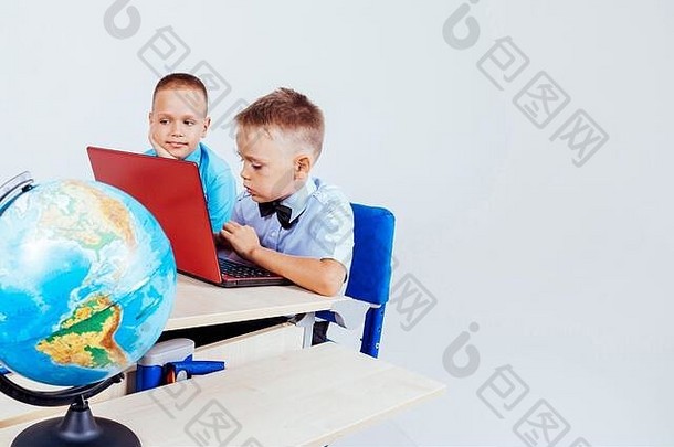 男孩坐电脑<strong>培训学校</strong>