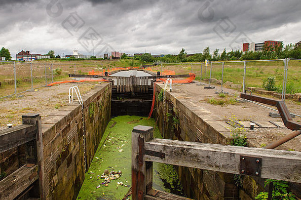 索尔福德英格兰6月垃圾收集仍然是曼彻斯特博尔顿埋葬运河再生荒地中央