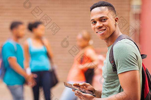 英俊的非洲大学生手持平板电脑