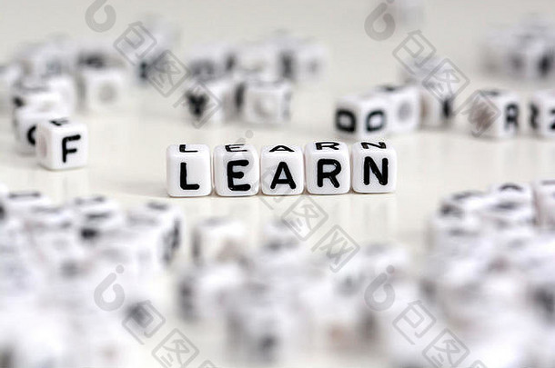 构成单词的塑料立方体字母在白色背景上学习