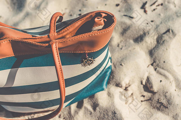 在沙滩上的沙子上贴上袋子