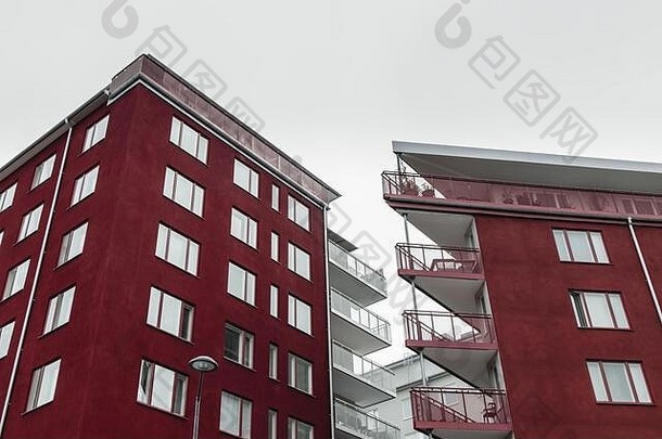 角落现代黑暗红色的建筑阳台多云的天空斯德哥尔摩瑞典