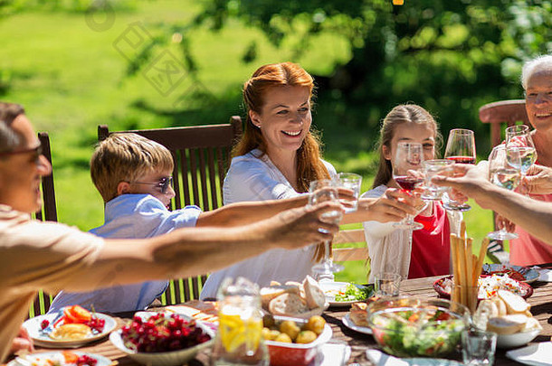 快乐家庭聚餐或夏日花园派对