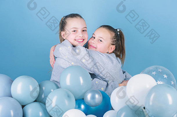 女孩最好的朋友在气球附近。生日聚会。幸福快乐的时刻。无忧无虑的童年。开始这个聚会。姐妹们组织家庭聚会。有趣的概念。气球<strong>主题派对</strong>。