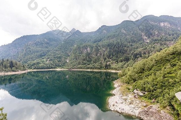 阿尔卑斯高山湖泊、针叶林倒映在水中、安特罗纳山谷、坎普里奇奥利湖、意大利山麓