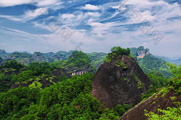 中国福建省<strong>武夷</strong>山风景区的岩壁和山丘。