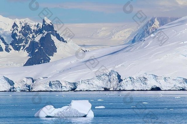南极帕尔默群岛南极半岛沿岸岛屿上的雪山