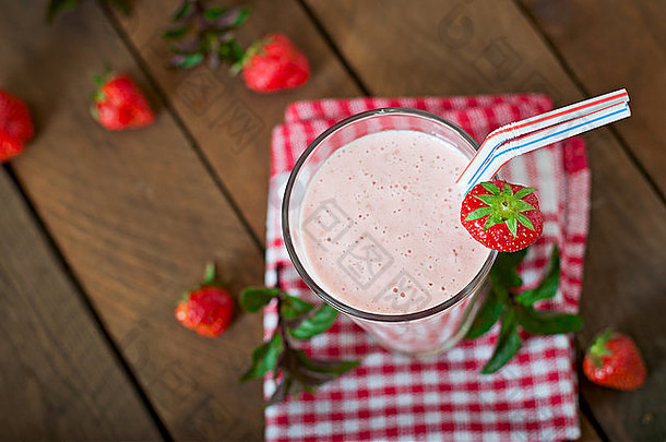 草莓奶昔冰沙，木底新鲜草莓。