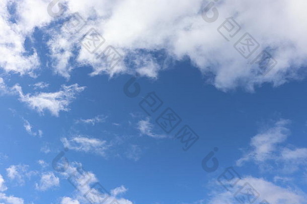 蓝天映衬下蓬松白云的特写镜头