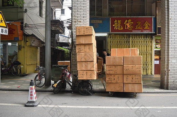 在中国广州市中心，一辆自行车的箱子堆积如山