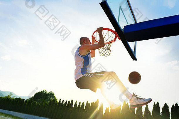 年轻的篮球球员驱动器希望高飞行大满贯扣篮