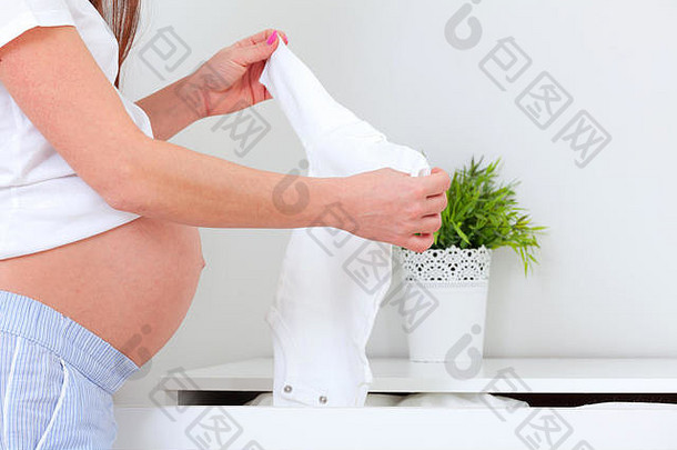 特写镜头拍摄怀孕了女人准备好了孕妇医院包装婴儿的东西