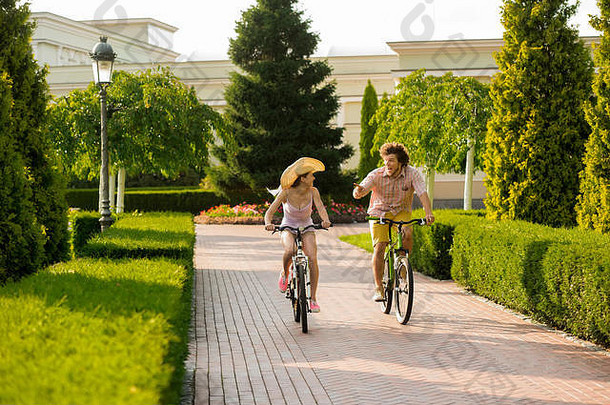 一对快乐的夫妇在公园里骑自行车。