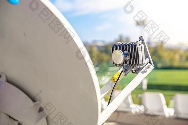 卫星天线为电视或互联网提供<strong>接收</strong>卫星<strong>信号</strong>的功能