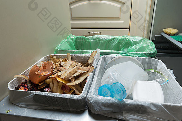 抽屉中的生活垃圾分类和回收厨房垃圾箱。环境责任行为，生态理念。