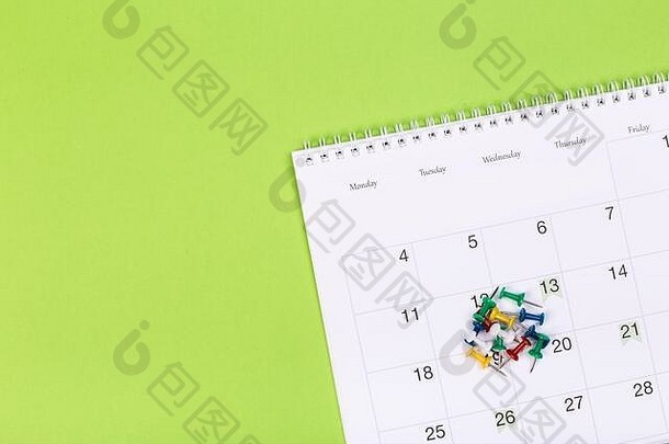 在绿色背景的桌子上打开日历，规划商务会议或旅行规划概念