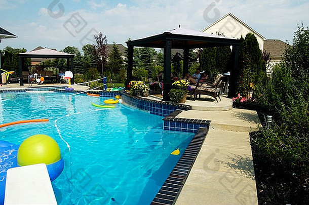 在炎热的夏天，在后院的地下游泳池里放松的凉爽方式
