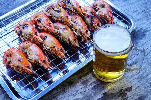 烤虾（巨型淡水河虾）在家里用木炭烤，晚上自然采光。泰国曼谷。