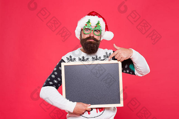 来自圣诞老人的信息。留胡子的男人用手指着信息板。新年信息。圣诞夜派对广告信息局。假日广告，空间。