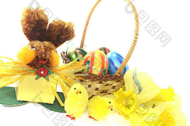 以小鸡和兔子为背景的复活节篮子